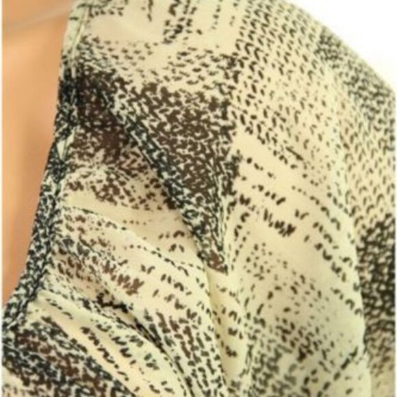 Le Fash NWOT White/Black Abstract Blouse with Embellished Sleeves Size 3X - Picture 3 of 5